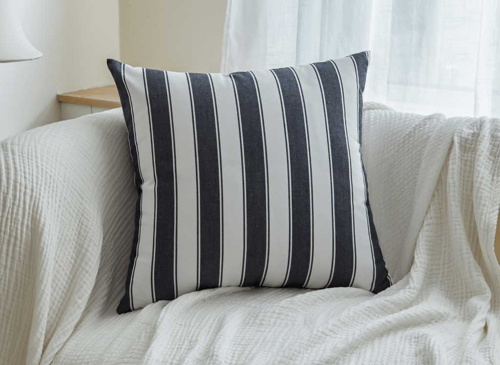 Coussin à rayures blanches et noires 50x50 cm JORA