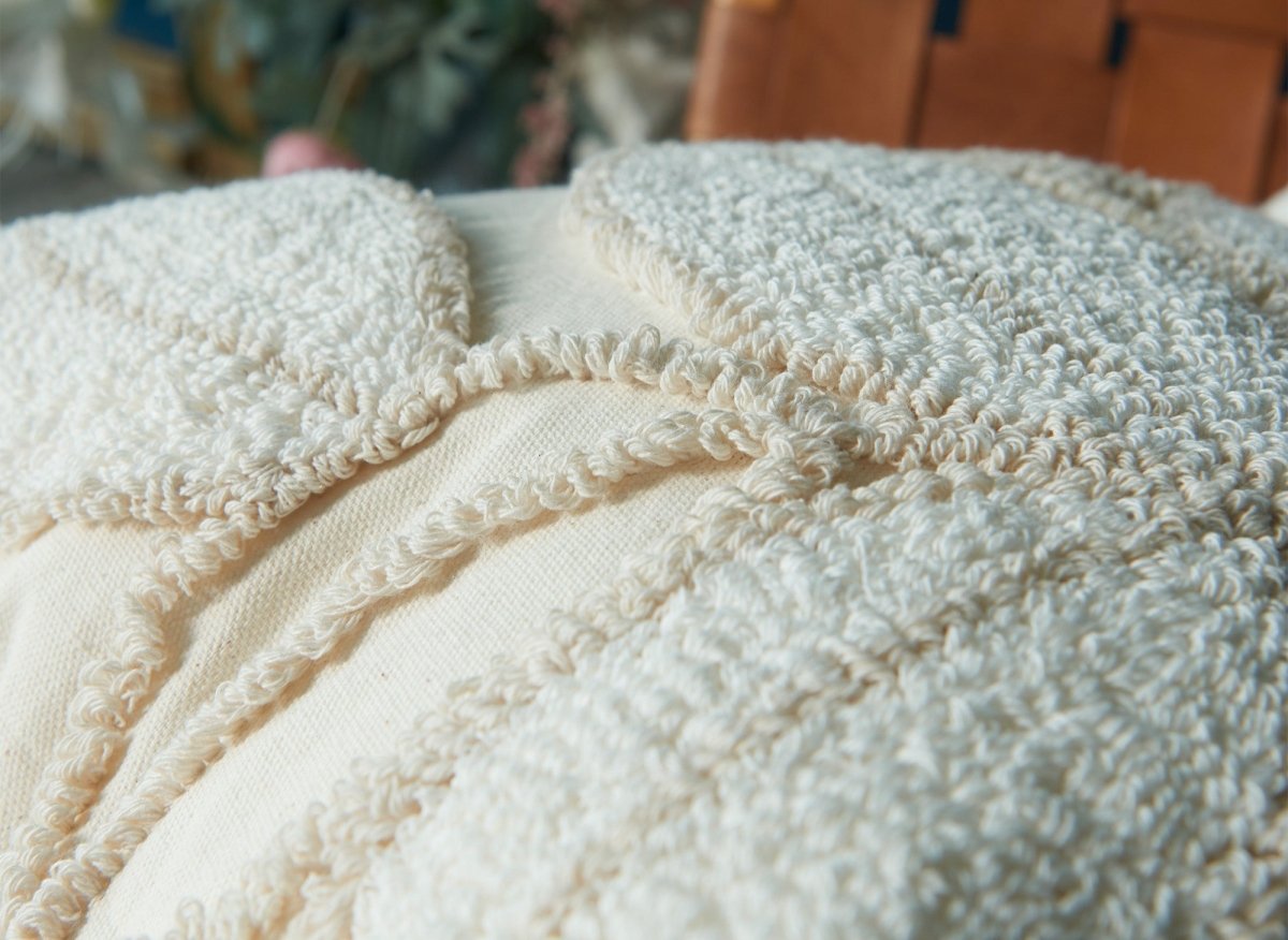 Coussin beige à motif floral 45x45 cm ALESIA