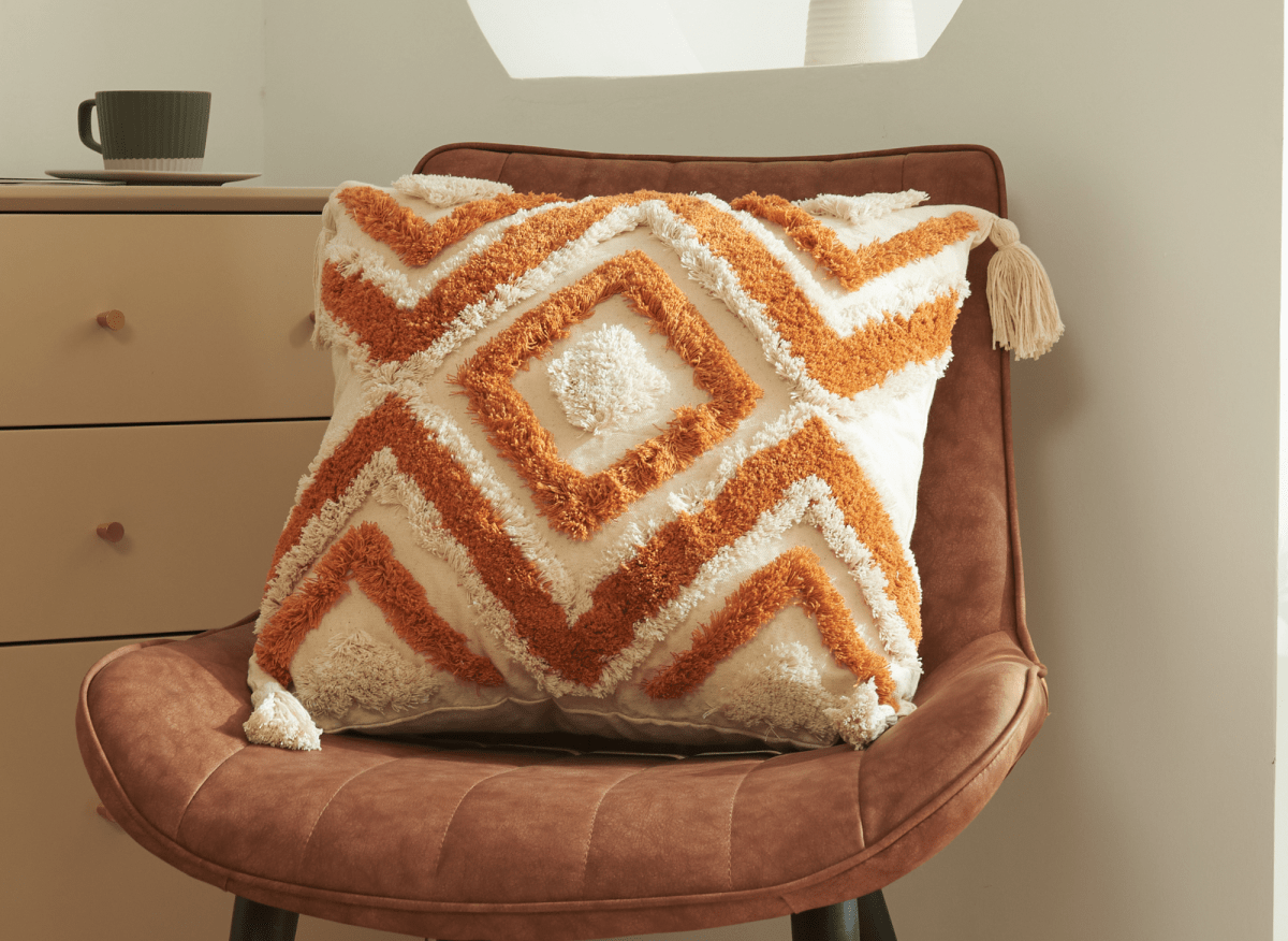 Coussin beige à motif losange orange 45x45 cm NIVLA