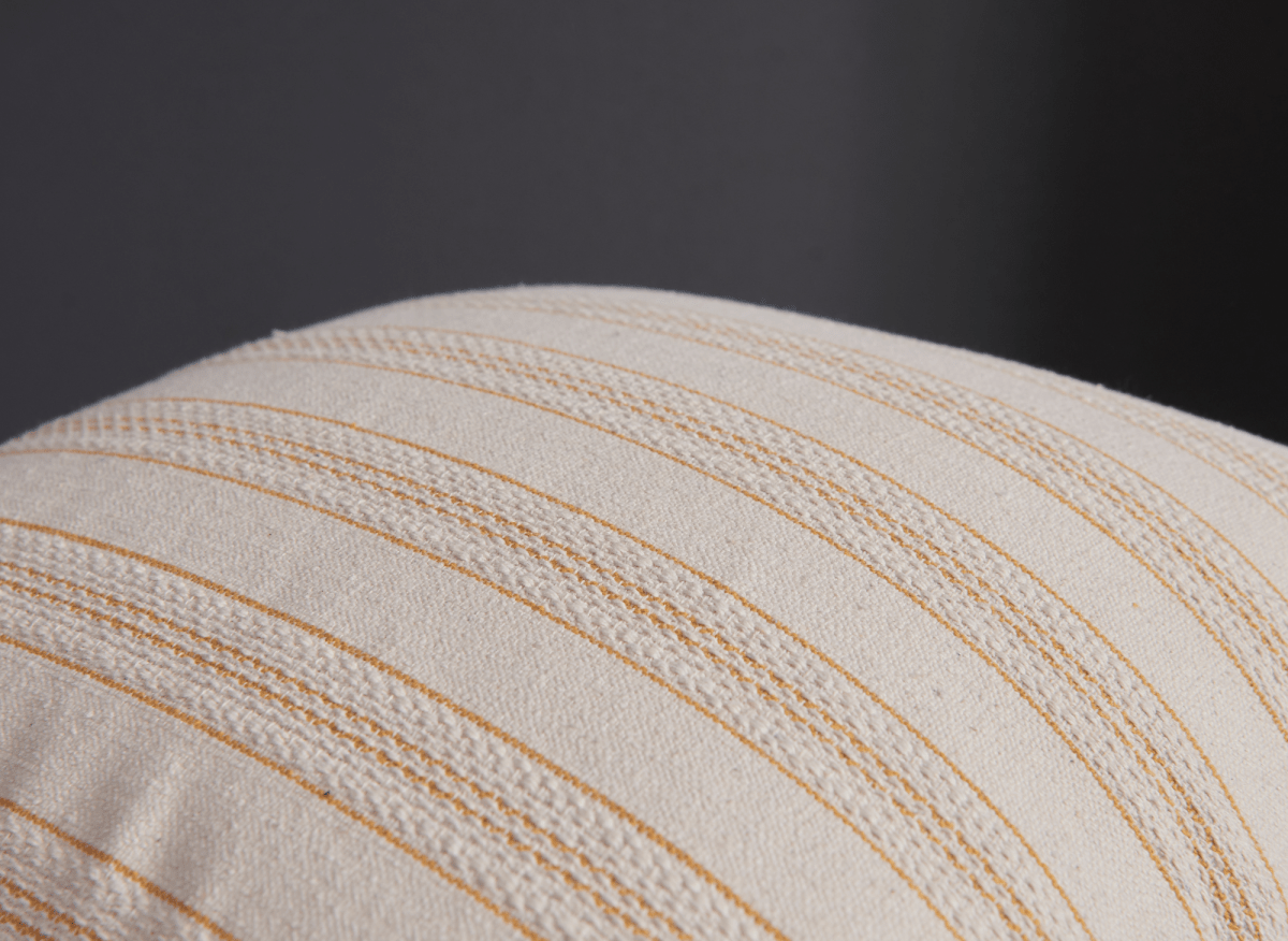 Coussin beige à rayures jaunes texturées  45x45 cm PAVIA
