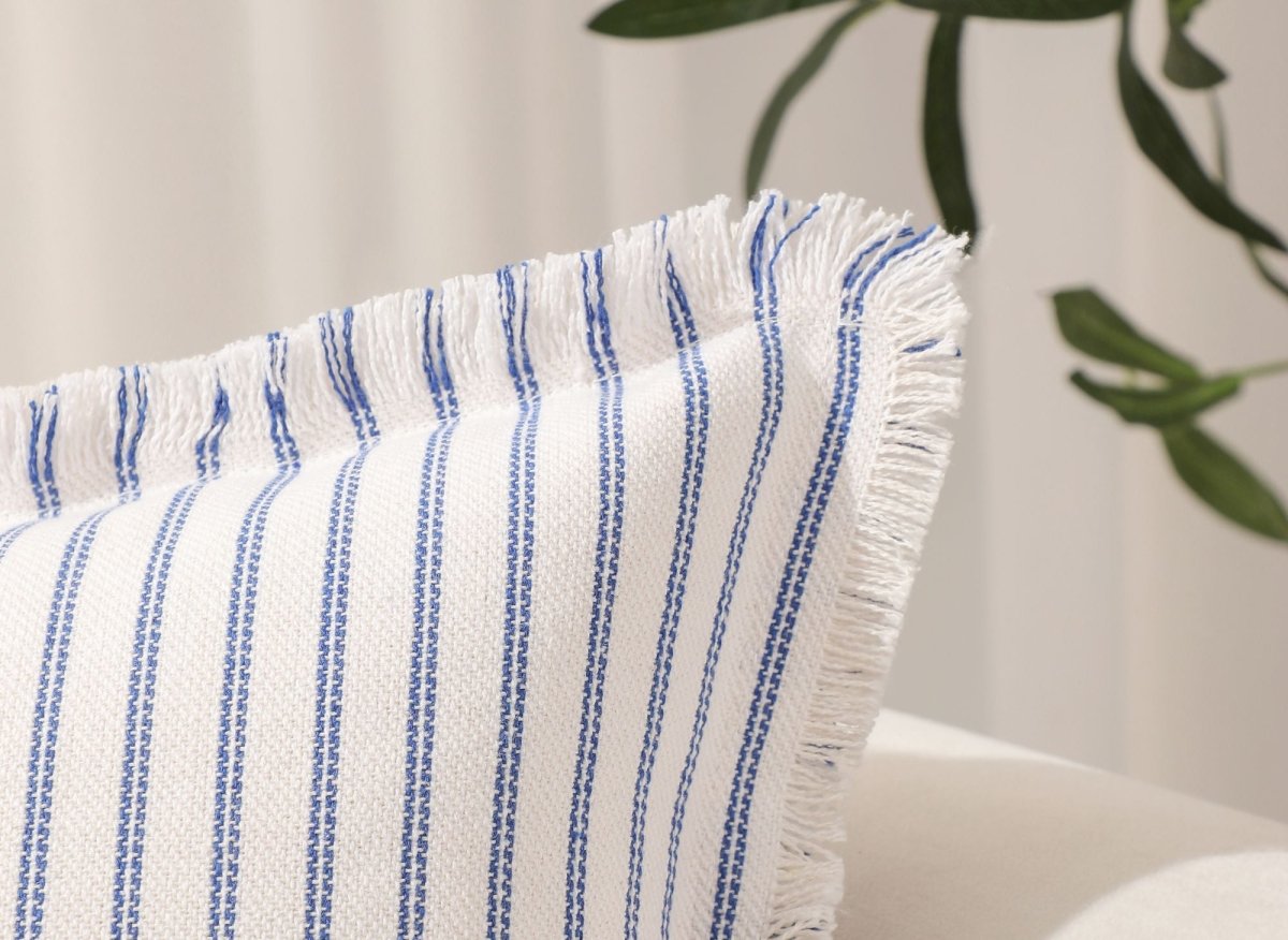 Coussin blanc à rayures bleu clair 45x45 cm TALINA