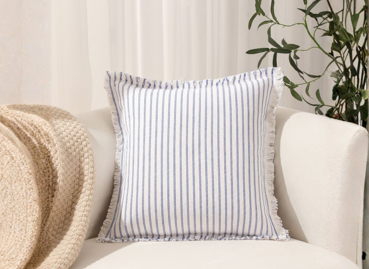 Coussin blanc à rayures bleu clair 45x45 cm TALINA