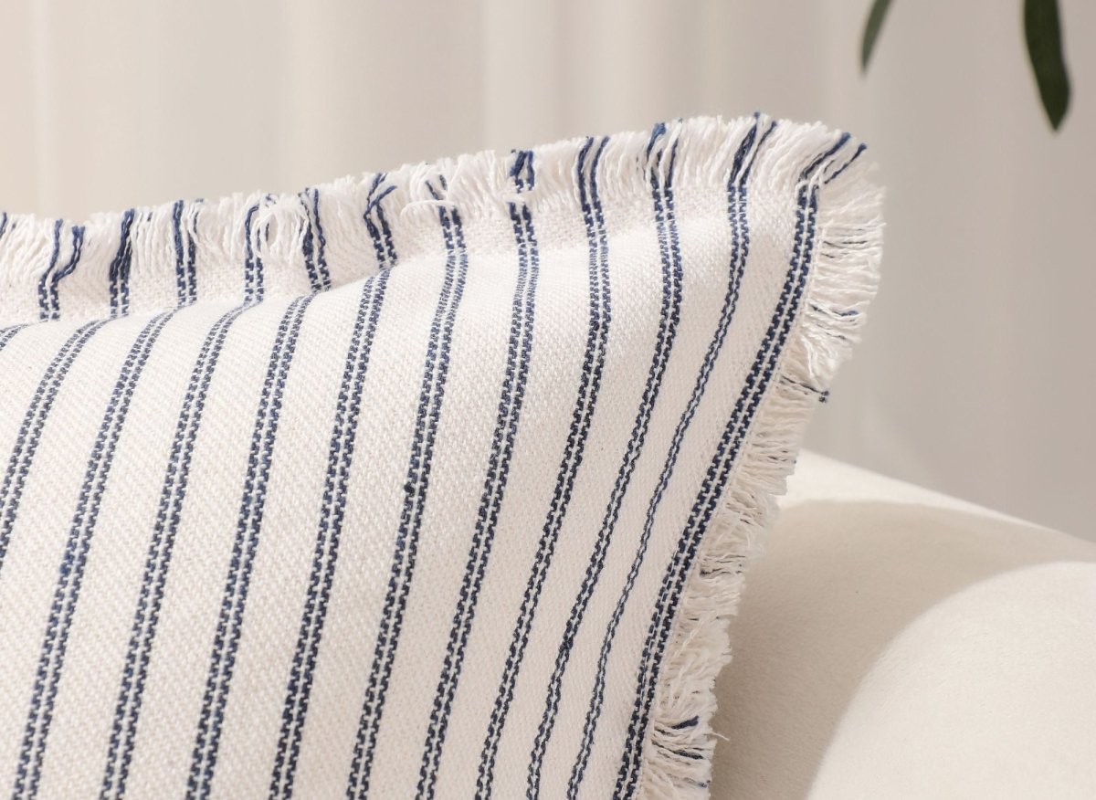 Coussin blanc à rayures bleu marine 45x45 cm TALINA