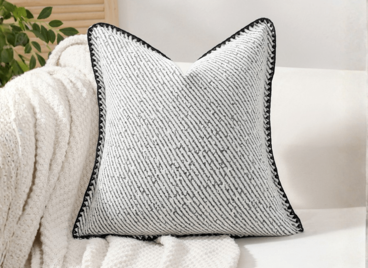 Coussin blanc à rayures et surpiqûres noires 45x45 cm ZIGGY