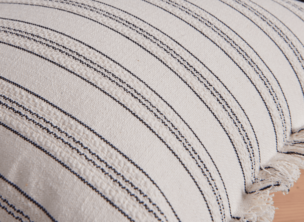 Coussin blanc écru à rayures noires texturées  45x45 cm PAVIA