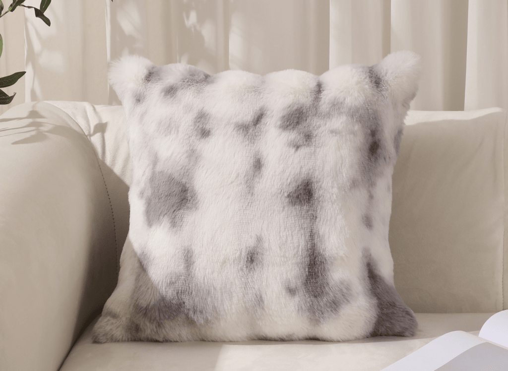 Coussin blanc et gris effet fourrure 45x45 cm KAELA