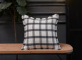 Coussin blanc et gris foncé à carreaux 45x45 cm WARMY