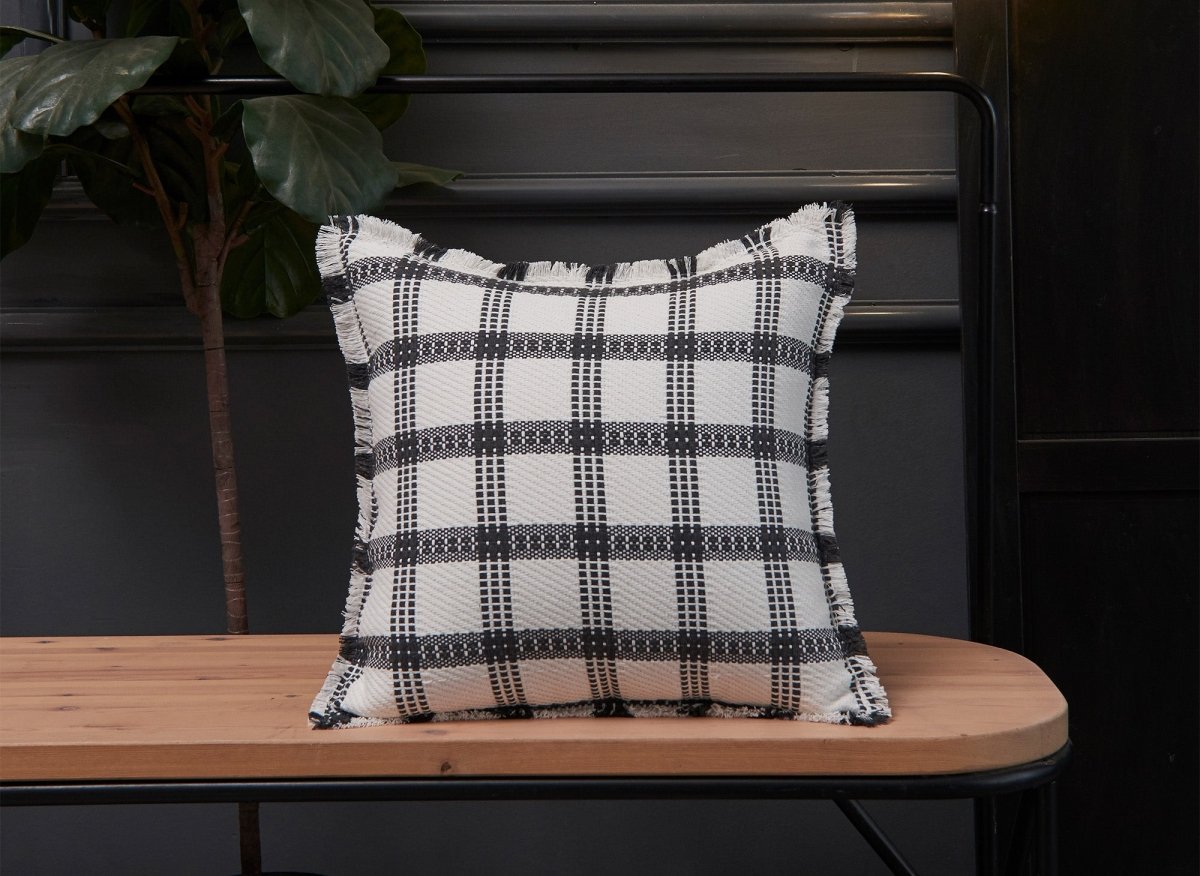 Coussin blanc et gris foncé à carreaux 45x45 cm WARMY