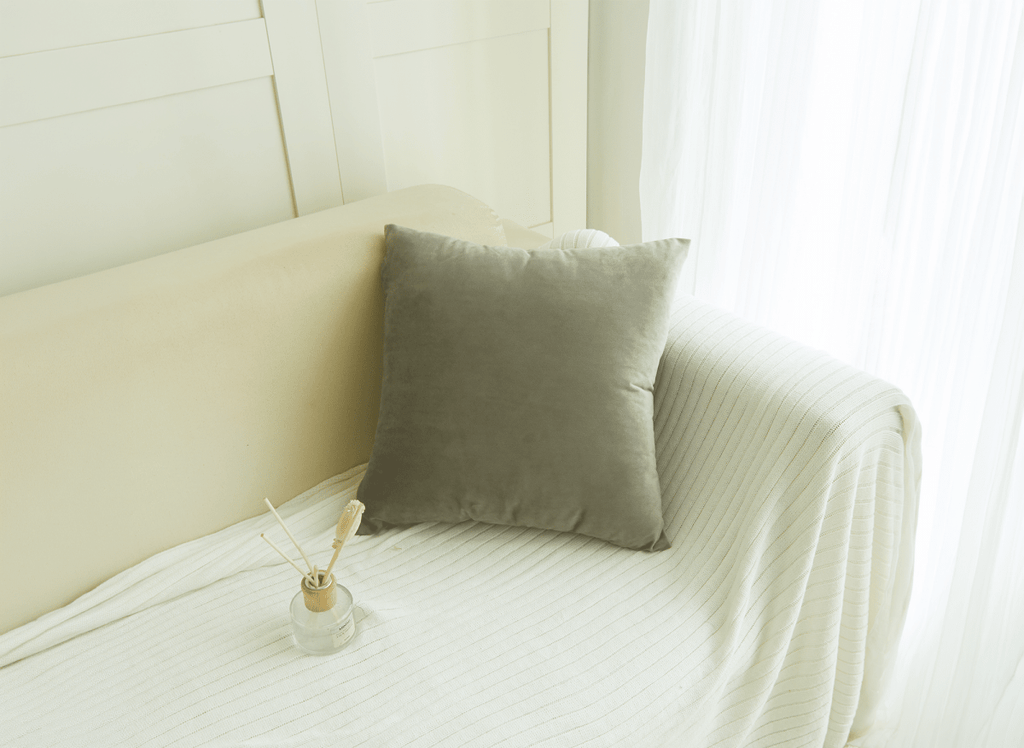 Coussin carré 45x45cm en velours gris foncé TYGA