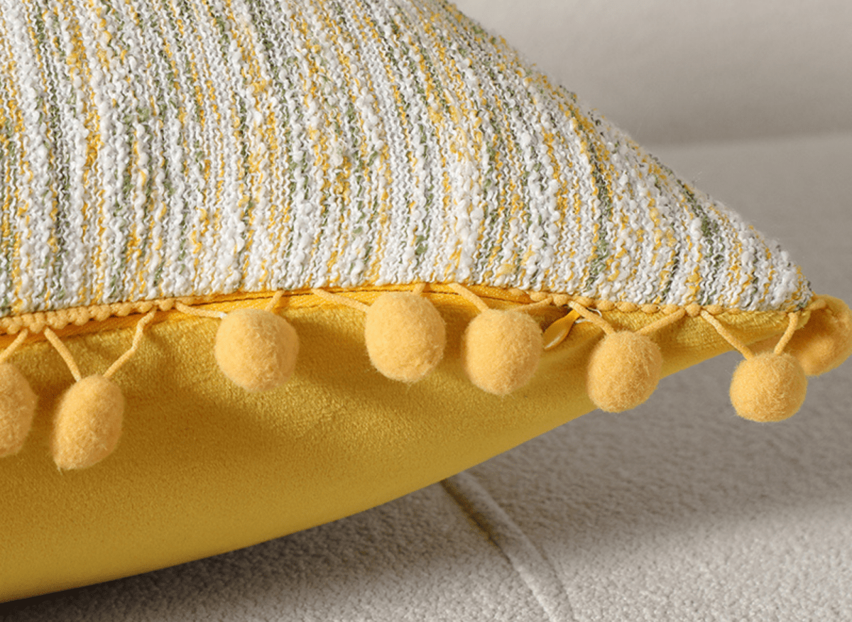Coussin jaune et beige en tweed avec ponpons 45x45 cm POPINE