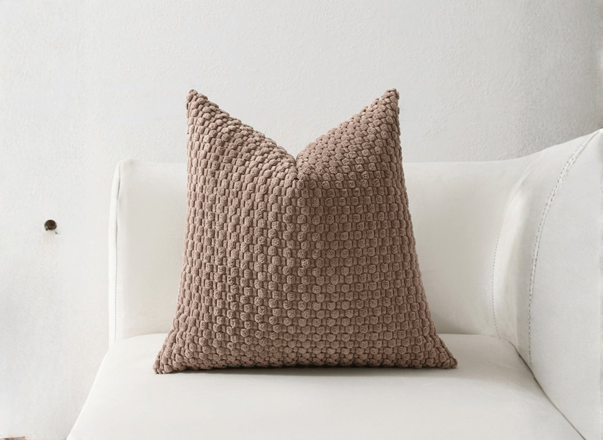 Coussin marron en tissu texturé doux 45x45 cm DUNE