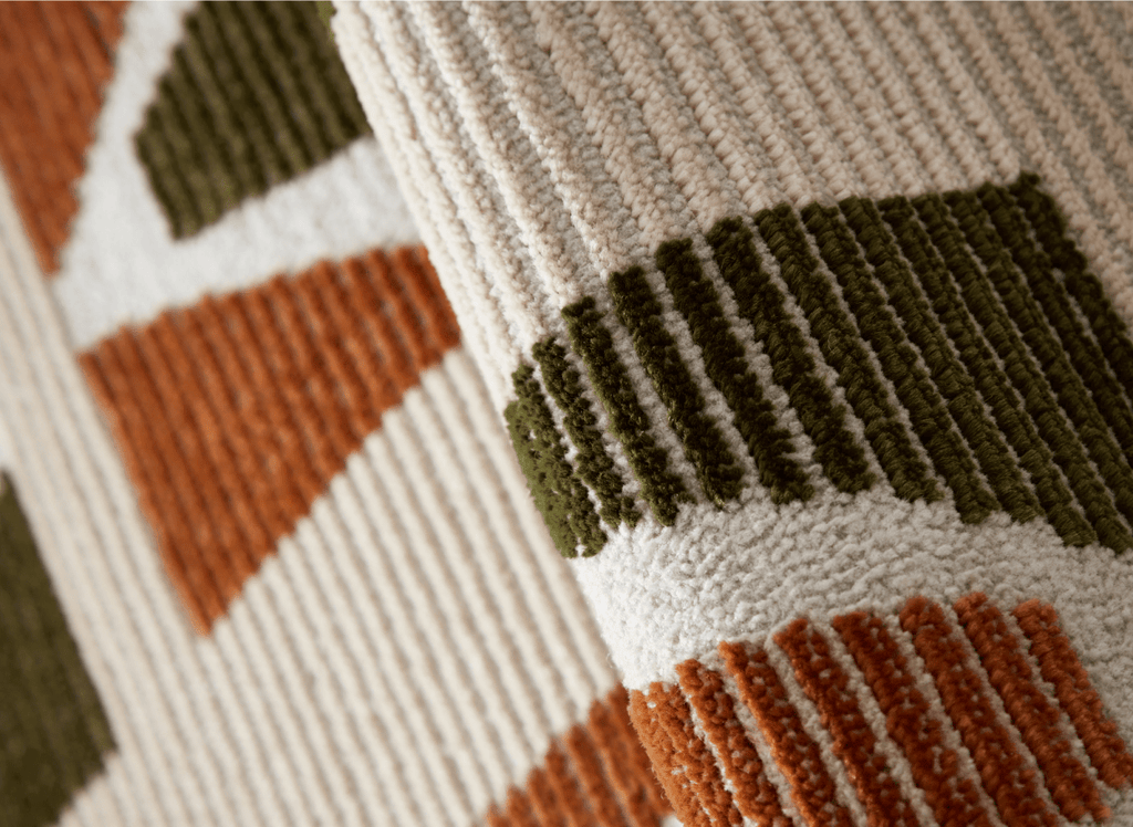 Tapis beige à motifs géométriques verts et terracotta 160 x 230 cm IONA