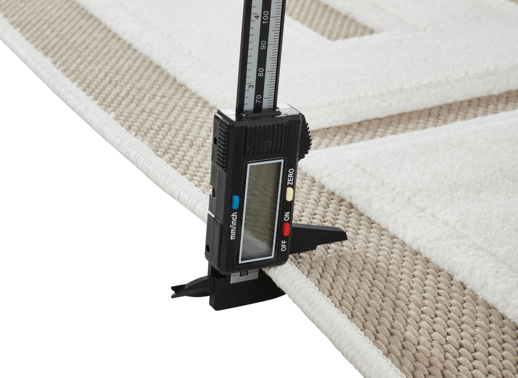 Tapis beige foncé à lettres beiges 160 x 230 cm KEZIA