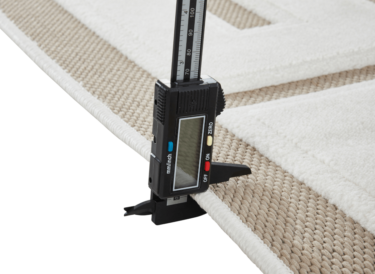 Tapis beige foncé à lettres beiges 200 x 290 cm KEZIA