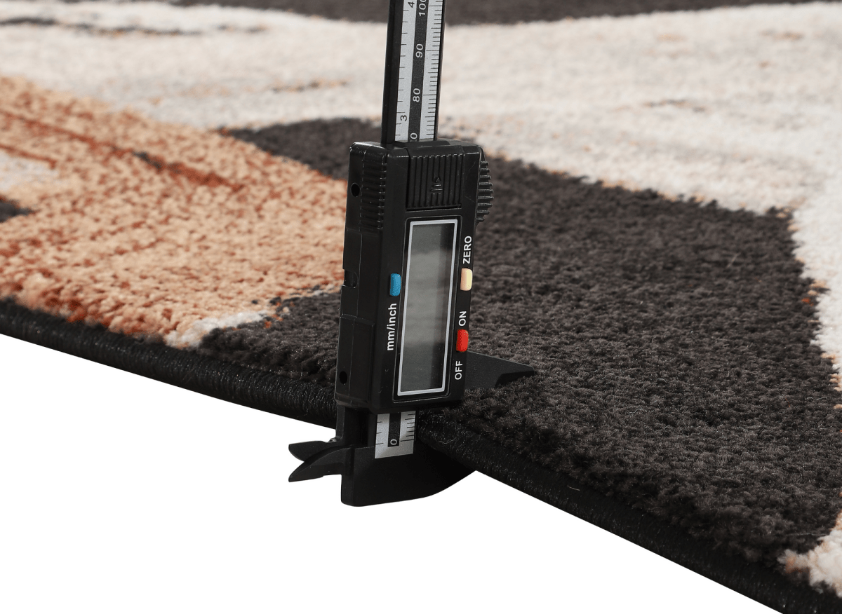 Tapis marron avec motifs géométriques beige et cuivre 160 x 230 cm ILYA