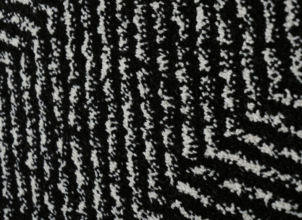 Tapis noir à motifs chevrons blancs 200 x 290 cm AIDA