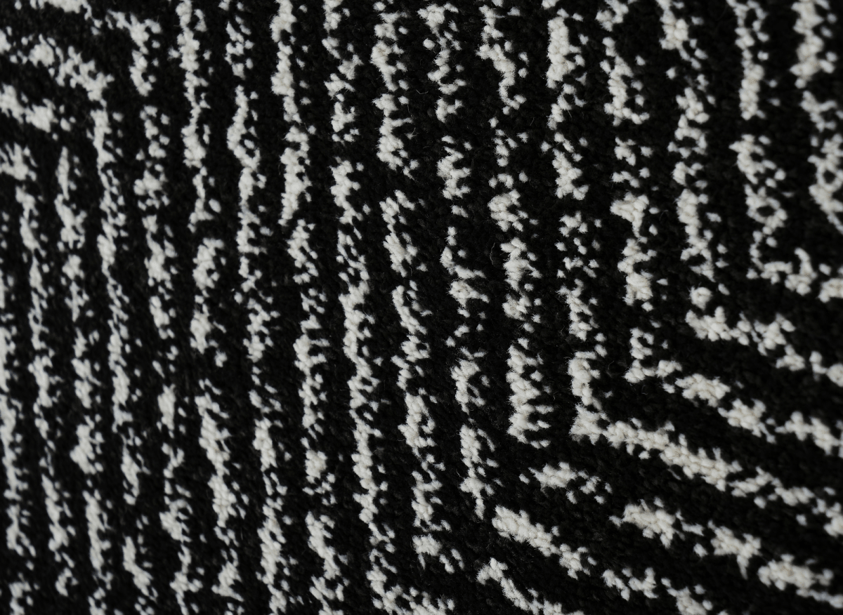 Tapis noir à motifs chevrons blancs 200 x 290 cm AIDA